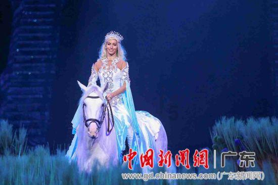 金莎晒新疆旅游随拍照 同孙丞潇骑马同行爱意浓浓