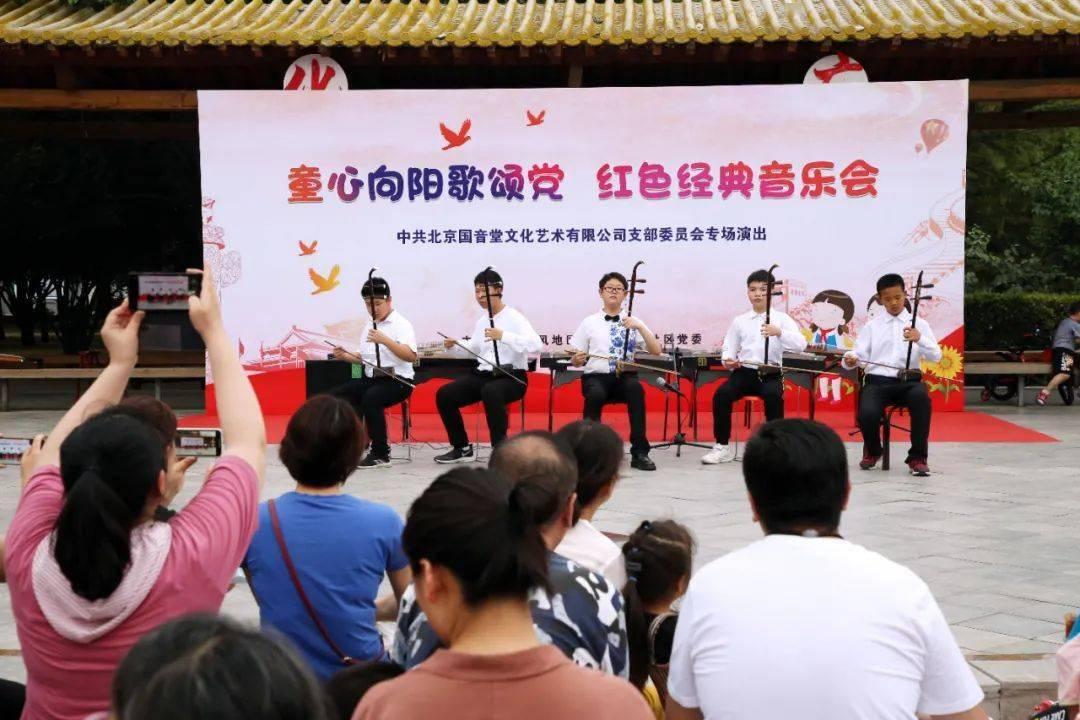 动漫人物吃东西