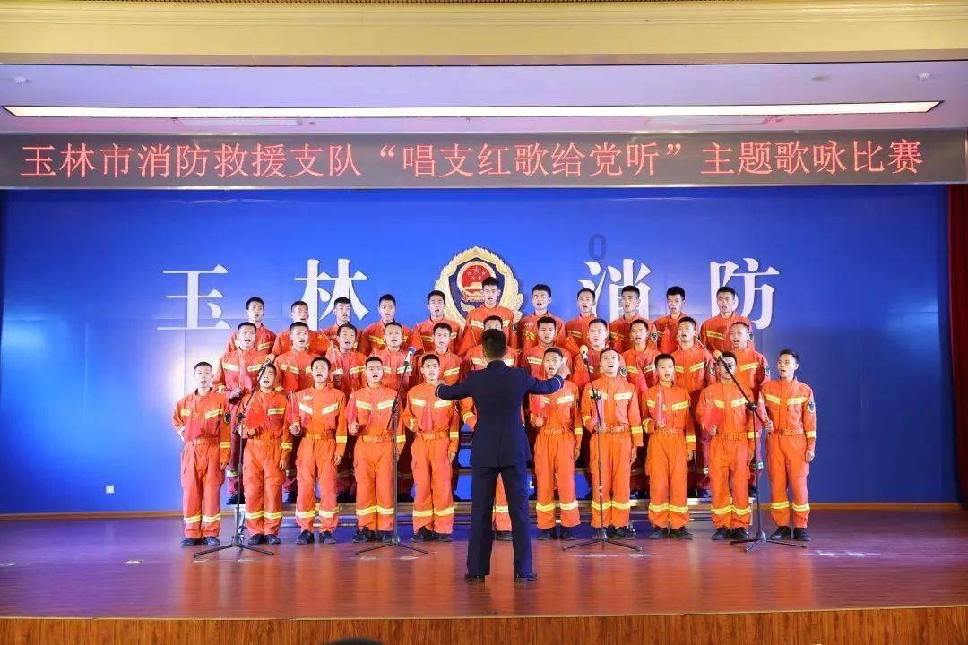 张新成灰色西装雅致无拘 一路随性而行风度翩翩